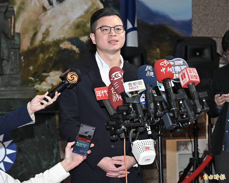 身兼國民黨智庫副執行長的桃園市議員凌濤，被週刊爆料涉性騷擾及對婚姻不忠，除了背著妻子傳私密照、露下體，在妻子臨盆時還向他人索色照。凌濤4日接受媒體訪問駁斥爆料不實，已請金牌律師蒐證，準備提告。（記者塗建榮攝）