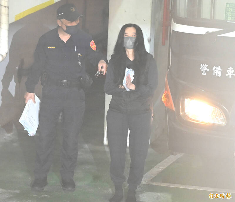 應曉薇下午1時許搭囚車抵達台北地院。(記者王藝菘攝) 應曉薇下午1時許搭囚車抵達台北地院。(記者王藝菘攝)