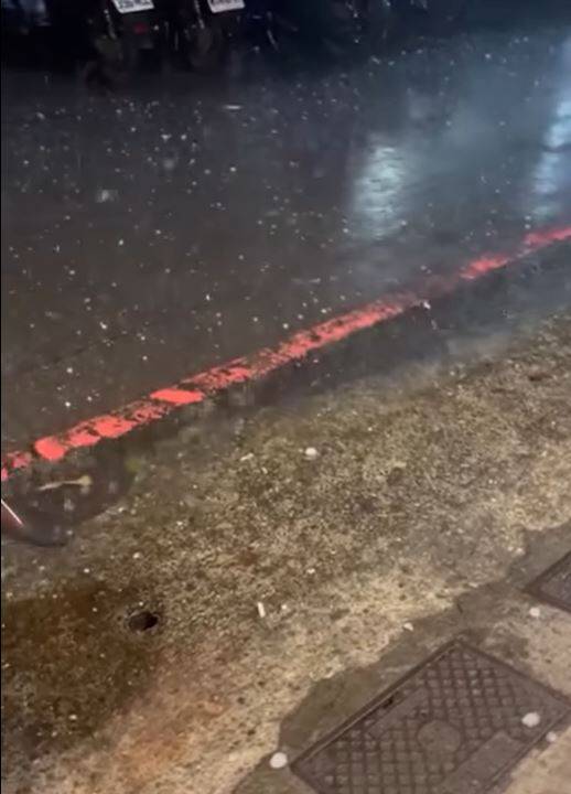 北北基不僅春雷轟隆作響,多個地區也觀測到冰雹。圖為網友分享汐止下冰雹。(圖擷取自爆料公社影片) 北北基不僅春雷轟隆作響,多個地區也觀測到冰雹。圖為網友分享汐止下冰雹。(圖擷取自爆料公社影片)