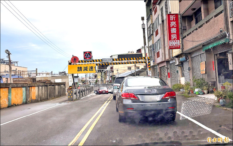《台中》地下道限高架才裝 8貨車撞毀又拆 - 生活 - 自由時報電子報