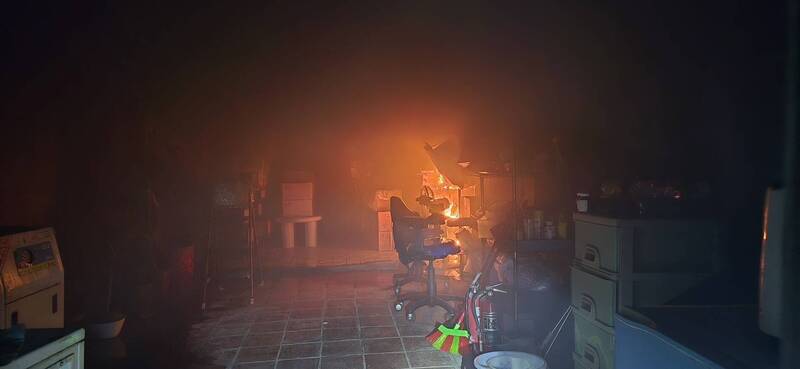 基隆民宅深夜冒火光 消防隊員獲報急撲滅 - 社會 - 自由時報電子報