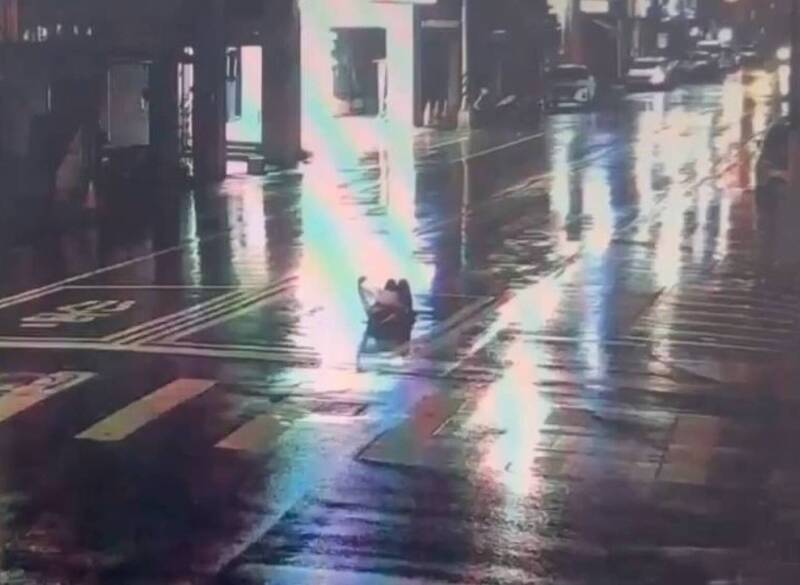 不要命？！女子雨夜躺臥馬路中央自拍 苗警追查告發 - 社會 - 自由時報電子報