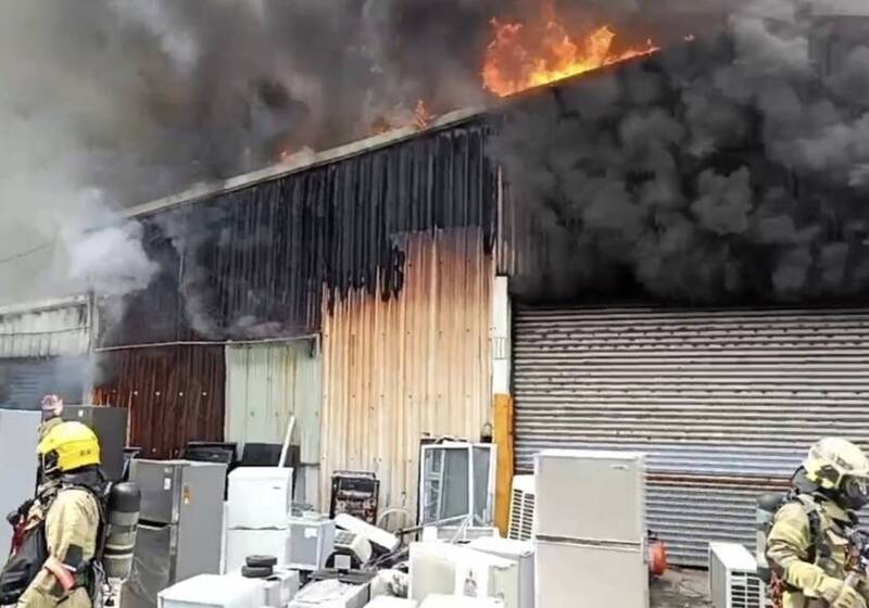 永康區復華一街鐵皮厝火警，消防隊全力灌救。（民眾提供）