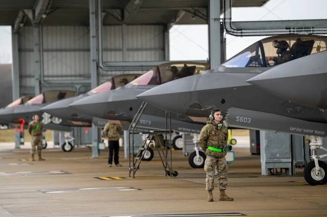 萊肯希思皇家空軍基地(RAF Lakenheath)內,美國空軍地勤人員於2024年11月準備F-35A戰機的起飛作業。這款具核武搭載能力的戰機駐紮於該基地,作為美國計畫重啟核武能力的重要組成部分。 萊肯希思皇家空軍基地(RAF Lakenheath)內,美國空軍地勤人員於2024年11月準備F-35A戰機的起飛作業。這款具核武搭載能力的戰機駐紮於該基地,作為美國計畫重啟核武能力的重要組成部分。