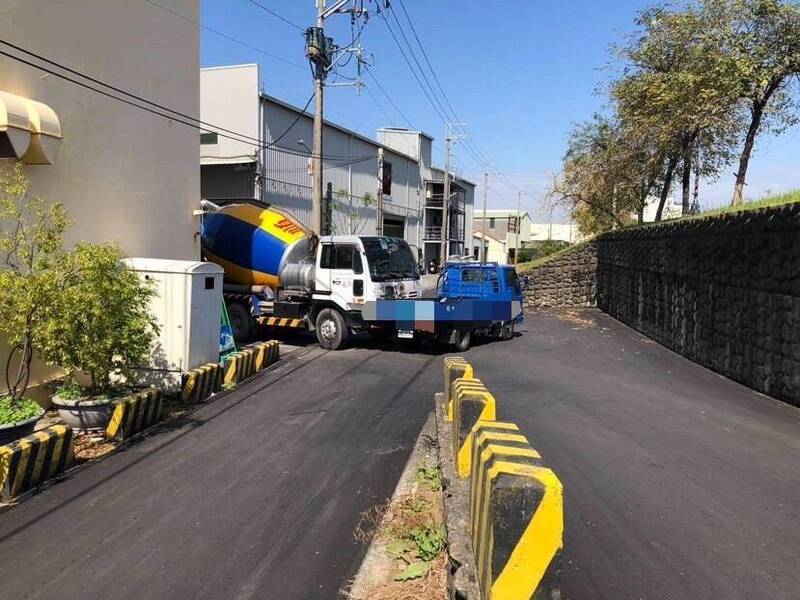 高雄二仁溪防汛道 混凝土車、小貨車側撞1人送醫 - 社會 - 自由時報電子報