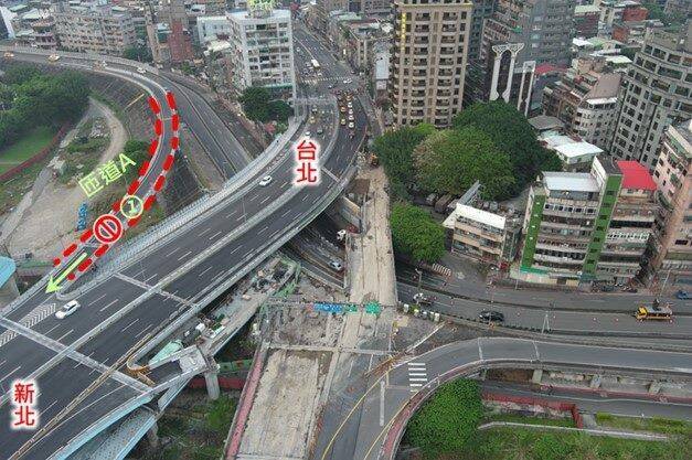 中正橋改建工程將施作下游側自行車牽引道,8日凌晨封閉1車道及匝道。(圖由台北市新工處提供) 中正橋改建工程將施作下游側自行車牽引道,8日凌晨封閉1車道及匝道。(圖由台北市新工處提供)
