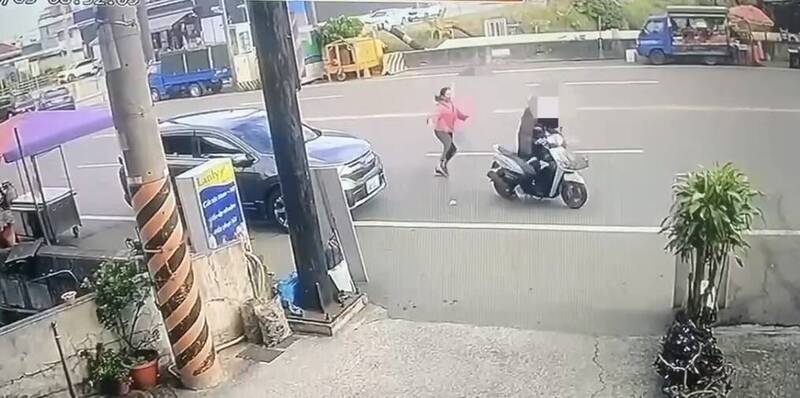 大膽竊賊！ 趁婦人不注意打開車門拿走皮包 - 社會 - 自由時報電子報