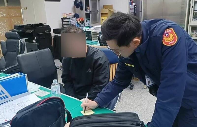 喝「茫」男子打赤膊躺金門機場沙發 涉罵航警被法辦 - 社會 - 自由時報電子報