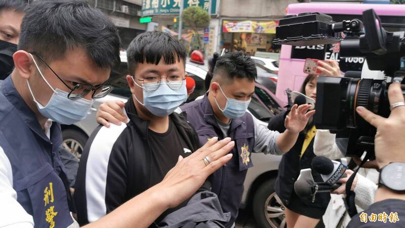 警方將四海幫堂主陳子俊的林姓小弟拘提到案。(記者陸運鋒攝) 警方將四海幫堂主陳子俊的林姓小弟拘提到案。(記者陸運鋒攝)