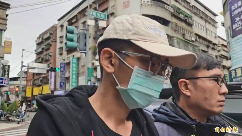 警方將四海幫堂主陳子俊的李姓小弟拘提到案。(記者陸運鋒攝) 警方將四海幫堂主陳子俊的李姓小弟拘提到案。(記者陸運鋒攝)