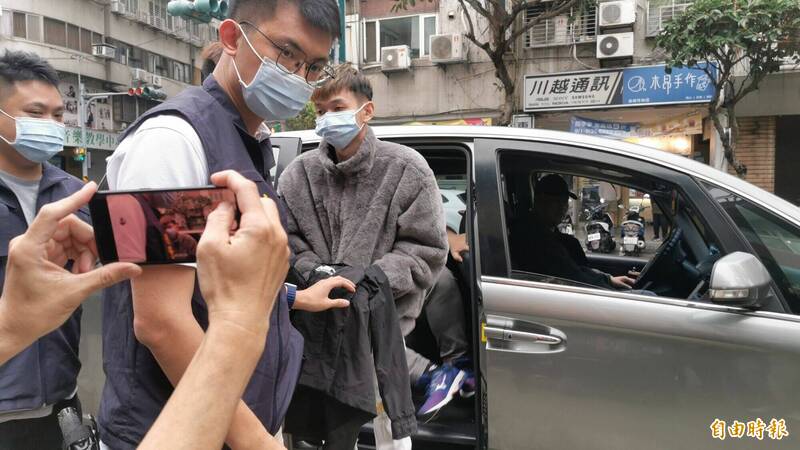 警方將四海幫堂主陳子俊的林姓小弟拘提到案。(記者陸運鋒攝) 警方將四海幫堂主陳子俊的林姓小弟拘提到案。(記者陸運鋒攝)