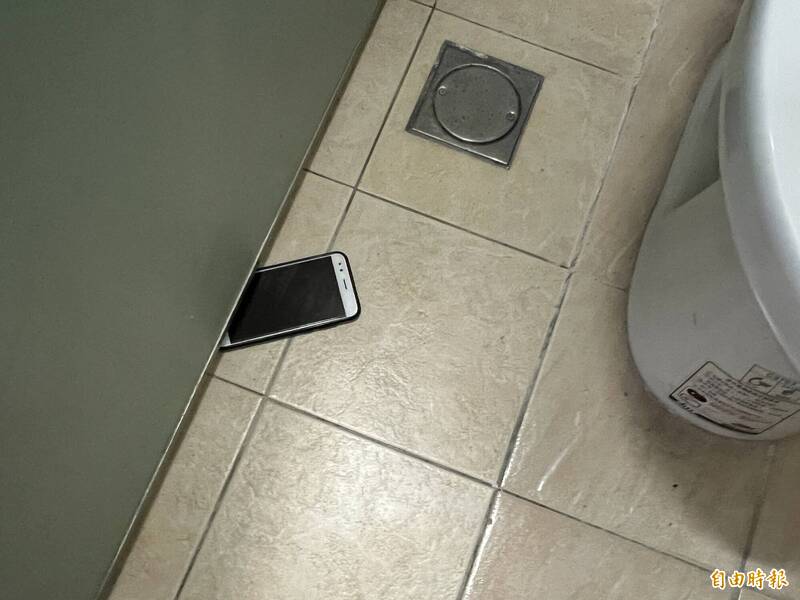 從校園拍到地檢署！男大生再犯被逮 手機藏300多部女如廁片 - 社會 - 自由時報電子報