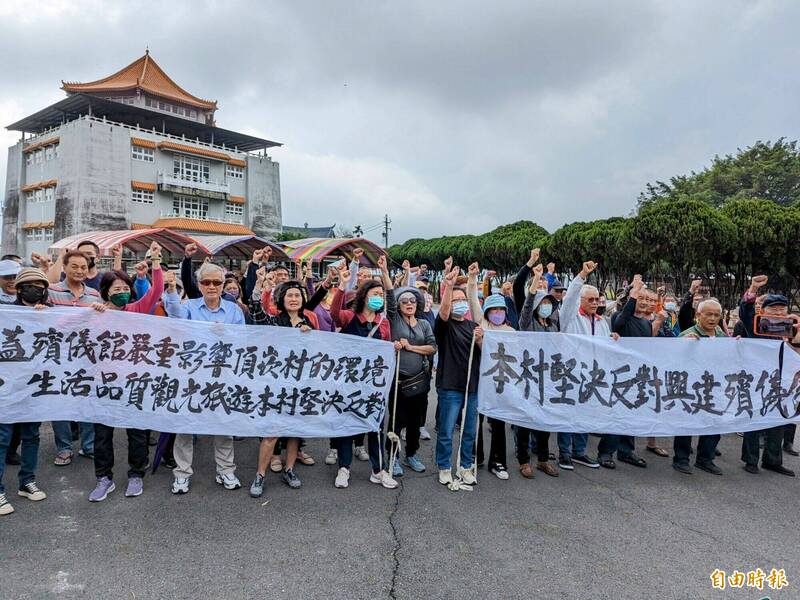 憂殯儀館衝擊觀光、交通 南投水里「千歲團」冒雨抗爭 - 生活 - 自由時報電子報