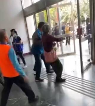 花蓮退休老師葉春蓮領取植樹節樹苗時批評傅崐萁通匪、愚弄人民,遭工作人員粗魯拉走。(民眾提供) 花蓮退休老師葉春蓮領取植樹節樹苗時批評傅崐萁通匪、愚弄人民,遭工作人員粗魯拉走。(民眾提供)