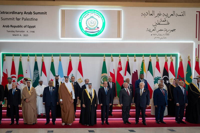 埃及總統塞西（中）與阿拉伯領袖，4日招開緊急阿拉伯峰會。（歐新社）

