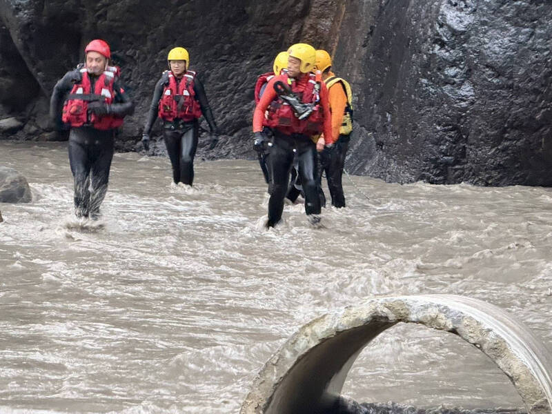男子受困惠蓀林道九仙溪沙洲  消防員湍流中驚險救出 - 社會 - 自由時報電子報