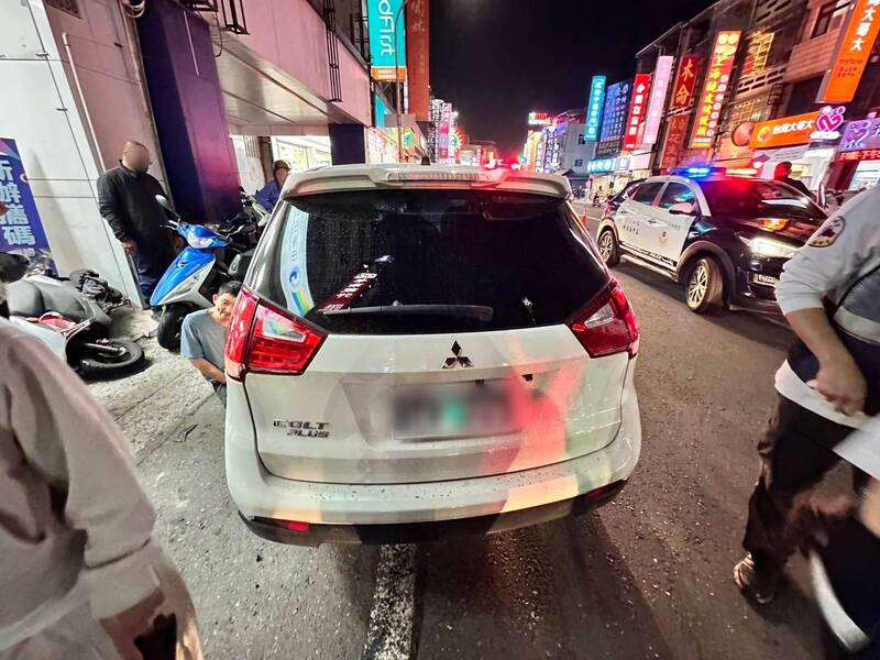 駕駛疑不適昏眩闖對向車道連掃12車 8人受傷 - 社會 - 自由時報電子報