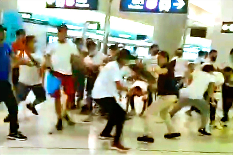 2019年7月21日當晚至翌日凌晨，香港新界元朗區出現大批手持武器、具有三合會背景的白衣人，在港鐵元朗站無差別攻擊民眾及參與「反送中」抗爭的示威者，造成多人受傷。（法新社檔案照）