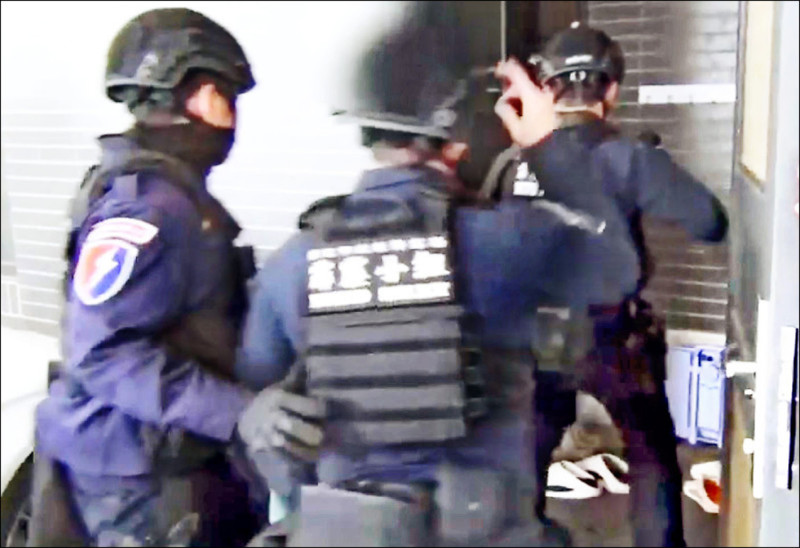 假出金詐騙集團北中南皆有聚點，圖為警方攻堅逮捕車手頭等人。（資料照，記者劉慶侯翻攝）