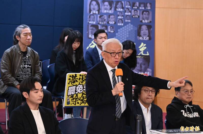 聯電創辦人曹興誠(中)、立法委員沈伯洋(右2)、網紅八炯(左)等5日舉行「全台大罷免─反對政治詐騙、找回專業國會」記者會,呼籲一同反對政治詐騙、找回專業國會。(記者劉信德攝) 聯電創辦人曹興誠(中)、立法委員沈伯洋(右2)、網紅八炯(左)等5日舉行「全台大罷免─反對政治詐騙、找回專業國會」記者會,呼籲一同反對政治詐騙、找回專業國會。(記者劉信德攝)