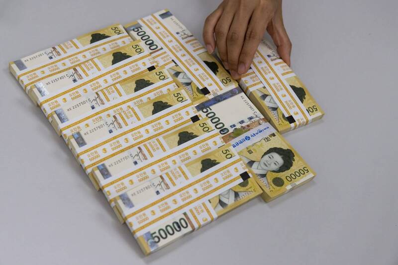 快哭了！不慎把近60萬現鈔當垃圾丟掉 清潔員幫翻半天找回40萬 - 國際 - 自由時報電子報