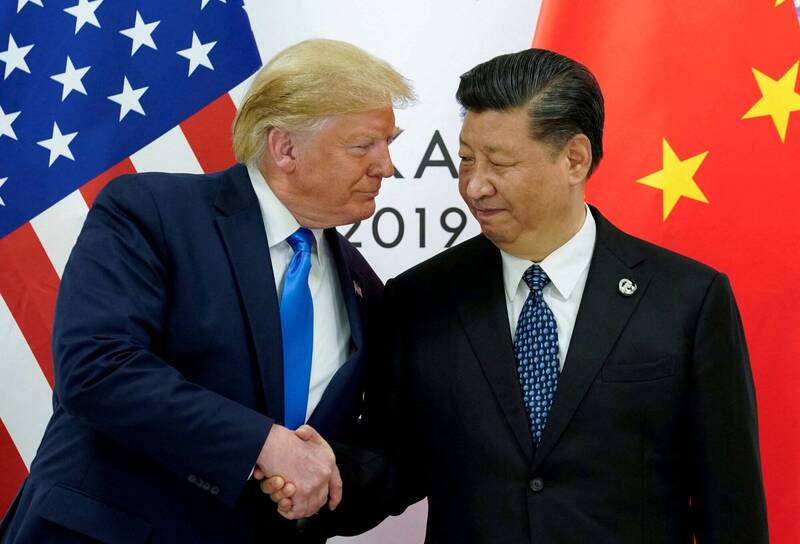 中共外交部發言人辦公室「X」帳號以英文發文,指稱任何型態的戰事都奉陪,結果被外國網友輪番嗆爆。(路透) 中共外交部發言人辦公室「X」帳號以英文發文,指稱任何型態的戰事都奉陪,結果被外國網友輪番嗆爆。(路透)