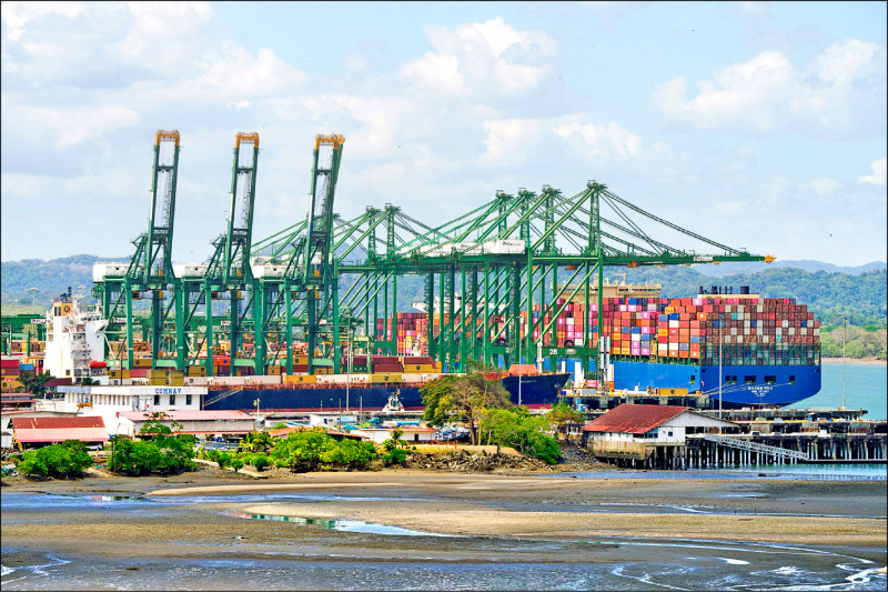 在美國壓力下，香港首富李嘉誠旗下「長江和記實業」宣布，將旗下「和記港口集團」8成股權（包括巴拿馬港口公司9成股權），售予美國貝萊德集團領軍的財團。圖為巴拿馬運河的巴爾博亞港（Balboa）。（路透）