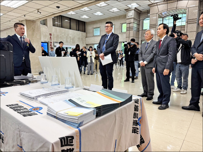 警政署執行今年（一月八日至十七日）首波打詐專案行動，搗破詐騙集團六三三件、逮捕三九九二人，收押四八一人，查扣虛幣等不法所得近十億元。（記者邱俊福翻攝）