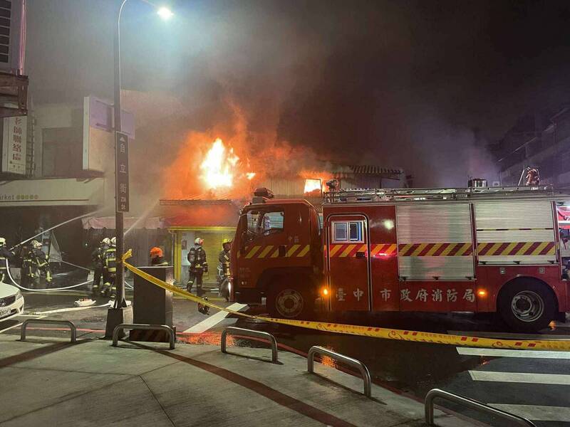 台中第五市場深夜大火！太空紅茶冰等多家老店被烈焰吞噬 - 社會 - 自由時報電子報