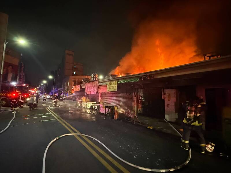 台中第五市場深夜大火！太空紅茶冰等多家老店被烈焰吞噬 - 社會 - 自由時報電子報