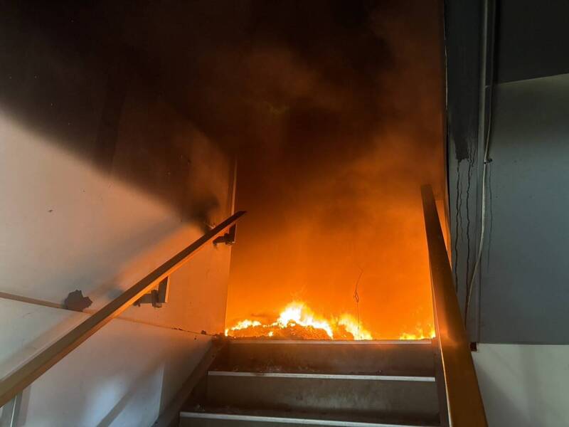 火勢從4樓開始延燒。（消防局提供）