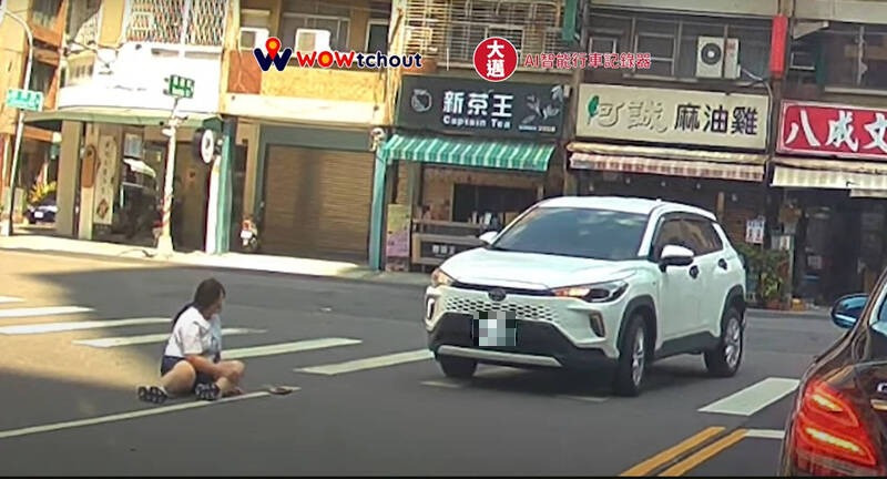 高雄行人走斑馬線過馬路 遭左轉休旅車撞倒 - 社會 - 自由時報電子報