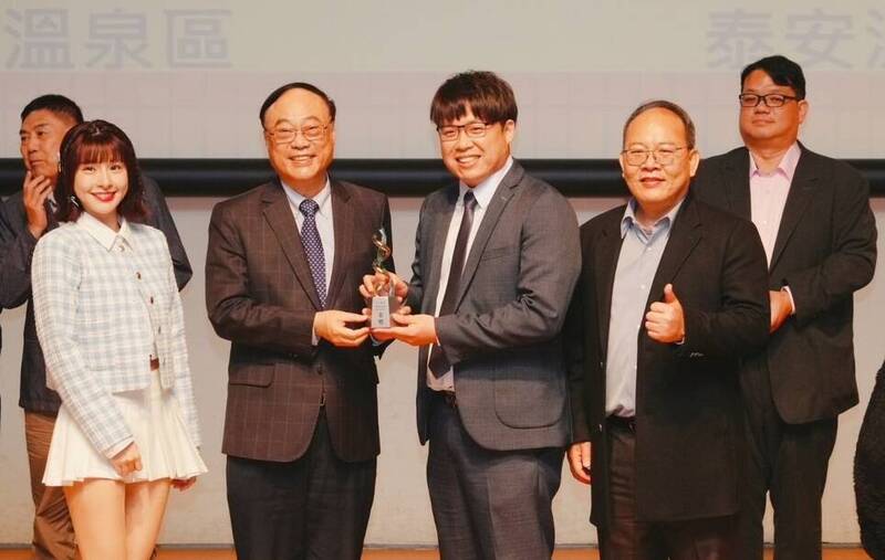 南投縣北港溪溫泉觀光發展協會理事長李浩瑋(左3),在南投縣政府觀光處長陳志賢(左4)陪同下,由觀光署署長周永暉(左2)頒獎,圖左一為活動推廣大使峮峮。(李浩瑋提供) 南投縣北港溪溫泉觀光發展協會理事長李浩瑋(左3),在南投縣政府觀光處長陳志賢(左4)陪同下,由觀光署署長周永暉(左2)頒獎,圖左一為活動推廣大使峮峮。(李浩瑋提供)