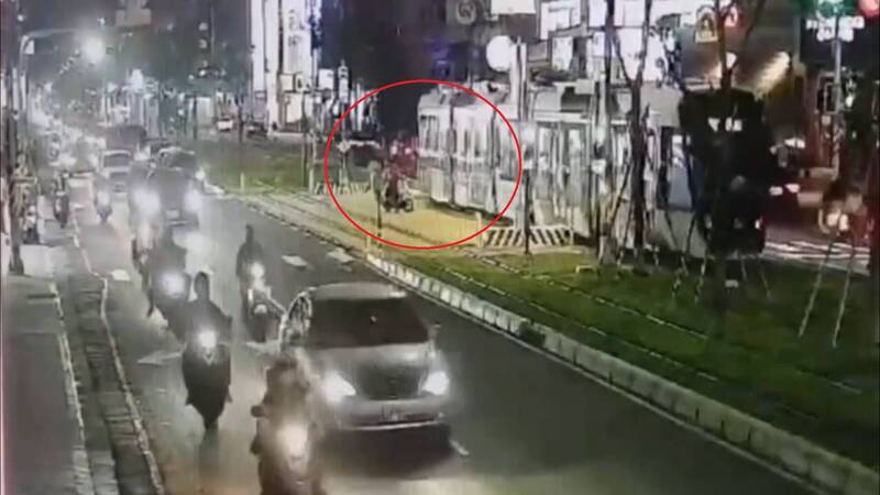 高雄騎士載2子違規左轉卡軌道 輕軌車降速驚險滑過 - 社會 - 自由時報電子報