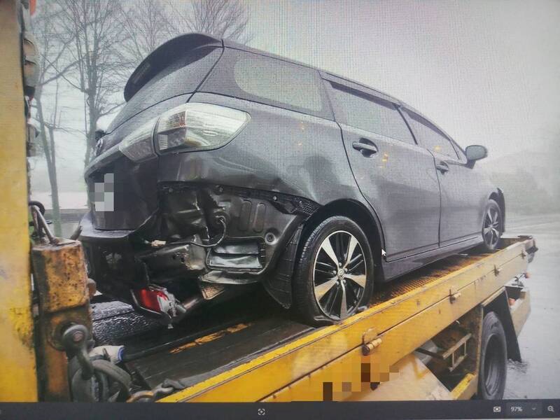 變換車道不慎撞在一起 2車國道打轉驚險畫面曝光 - 社會 - 自由時報電子報