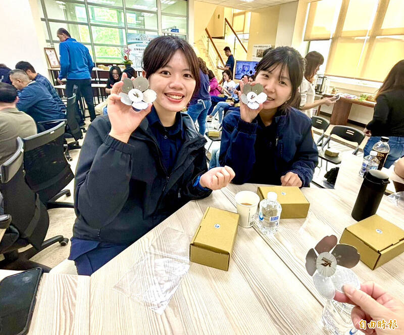 台中警慶38婦女節 實習女警折「鋼鐵花」致敬社區婦女 - 社會 - 自由時報電子報