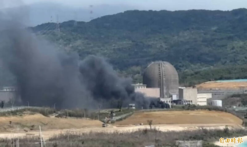 核三廠停用冷卻水塔火災。(記者蔡宗憲攝) 核三廠停用冷卻水塔火災。(記者蔡宗憲攝)