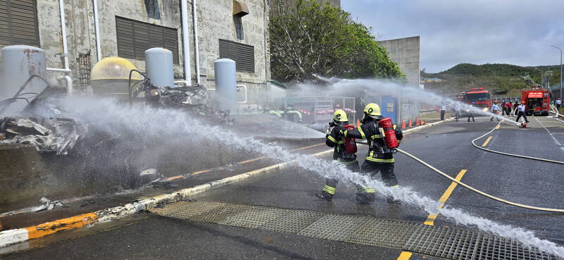 核三廠廢棄水塔火警已撲滅。(民眾提供) 核三廠廢棄水塔火警已撲滅。(民眾提供)