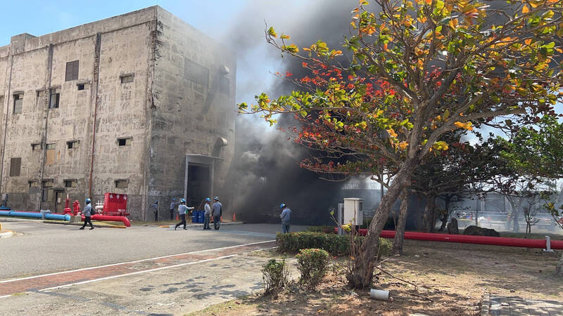 核三廠廢棄水塔火警已撲滅。(民眾提供) 核三廠廢棄水塔火警已撲滅。(民眾提供)