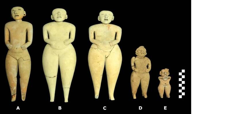 薩爾瓦多金字塔出土的古代人偶,由左至右分別標示為A、B、C、D、E。其中A、B、C三個人偶高約約30公分,D、E兩個人偶約為其一半高。A、B、C、D為女性人偶,E為男性人偶。(圖擷取自Antiquity期刊) 薩爾瓦多金字塔出土的古代人偶,由左至右分別標示為A、B、C、D、E。其中A、B、C三個人偶高約約30公分,D、E兩個人偶約為其一半高。A、B、C、D為女性人偶,E為男性人偶。(圖擷取自Antiquity期刊)