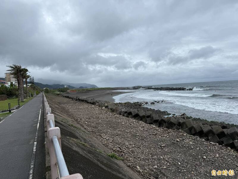 浪捲頭城大坑沙灘民憂溢堤 一河署拋石養灘8月完工 - 生活 - 自由時報電子報