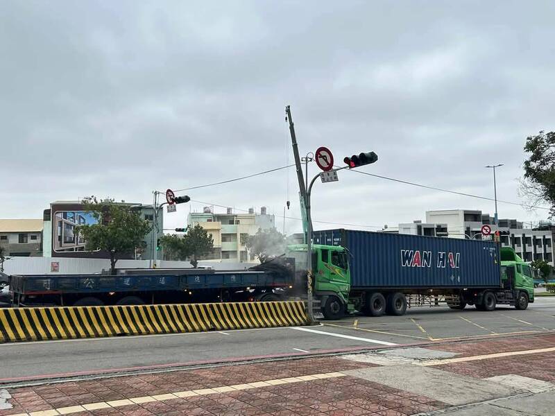 長下坡傳事故 台中沙鹿向上路大貨車撞貨櫃車 - 社會 - 自由時報電子報