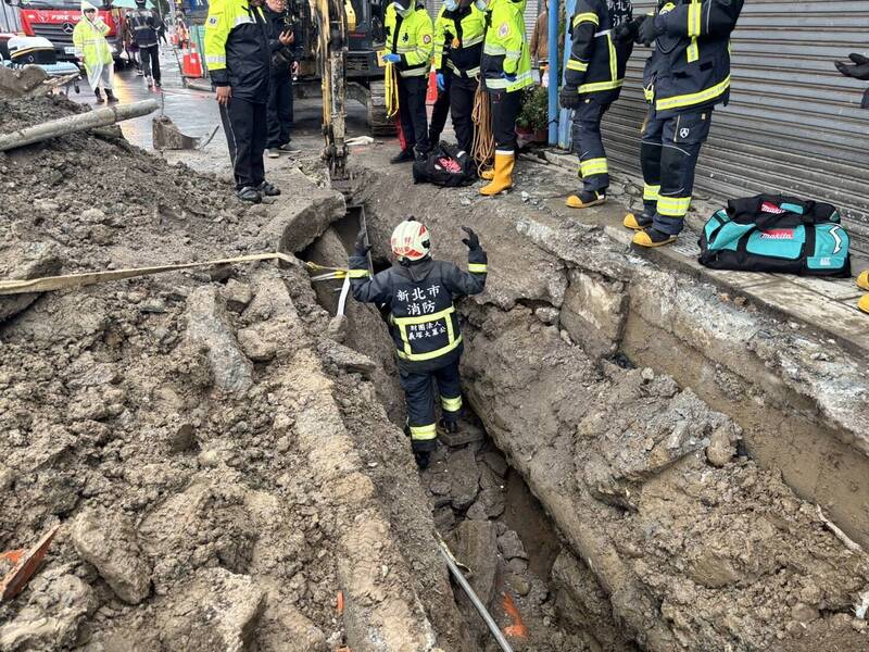 新北樹林污水下水道施工  路面突塌陷1工人受困送醫不治 - 社會 - 自由時報電子報