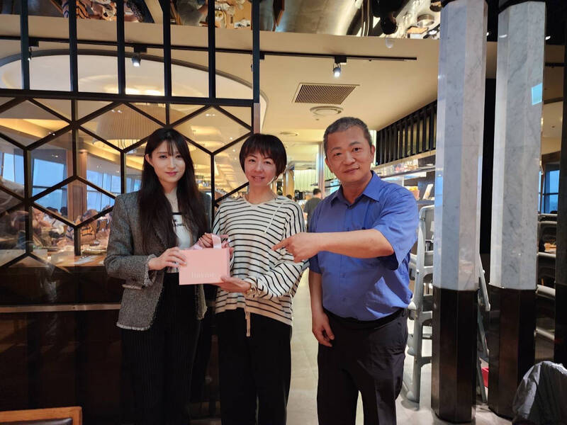 擼貓紓壓！台中女警婦女節限定  享受暖心療癒時光 - 社會 - 自由時報電子報