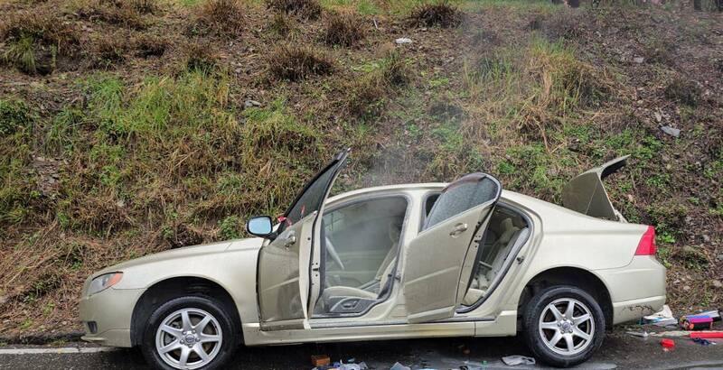 武陵農場轎車自撞山壁冒煙 嚇壞遊客 - 社會 - 自由時報電子報