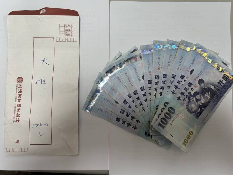 「蜘蛛人」弄丟奶粉錢險落男兒淚 好心女拾獲：揹兒騎車一定有急用 - 社會 - 自由時報電子報