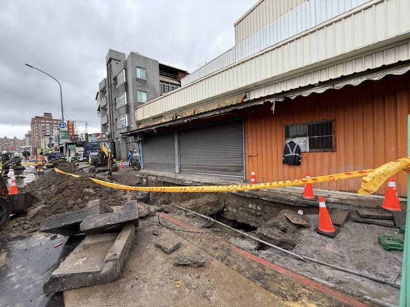 新北市樹林區污水下水道工程發生嚴重工安意外，因路面坍塌造成1名70歲工人死亡，現場拉起封鎖線。（勞檢處提供）