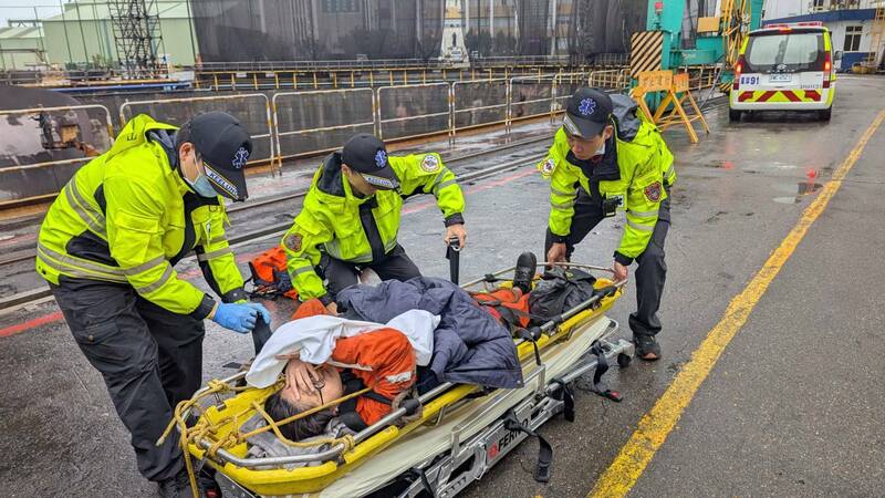 中油女實習生疑不熟環境 不慎從油輪甲板摔落送醫救治 - 社會 - 自由時報電子報
