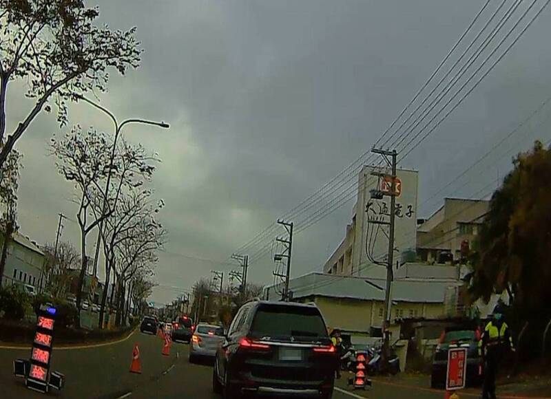 玩命！台1線花壇段遇酒測 轎車逆向倒車300米逃逸 - 社會 - 自由時報電子報