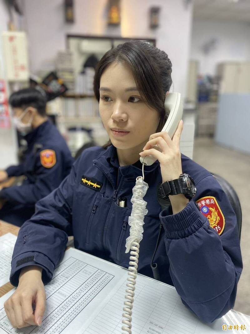 基隆市警一分局忠二路派出所女警鄭軒亘長相神似金馬獎影后舒淇,甜美笑容擄獲不少當地民眾的心。(記者林嘉東攝) 基隆市警一分局忠二路派出所女警鄭軒亘長相神似金馬獎影后舒淇,甜美笑容擄獲不少當地民眾的心。(記者林嘉東攝)